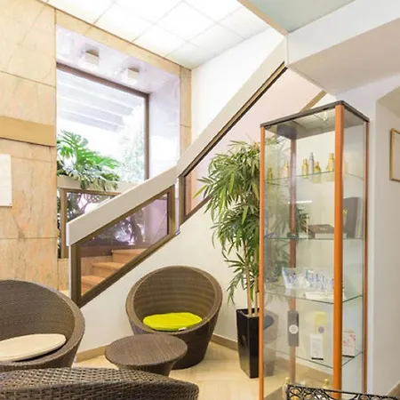 Le Noailles Gare Hotel